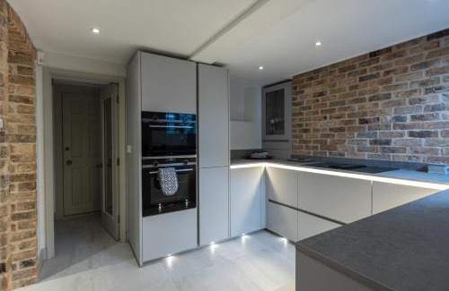 Lincoln House | No 7 Castle Hill