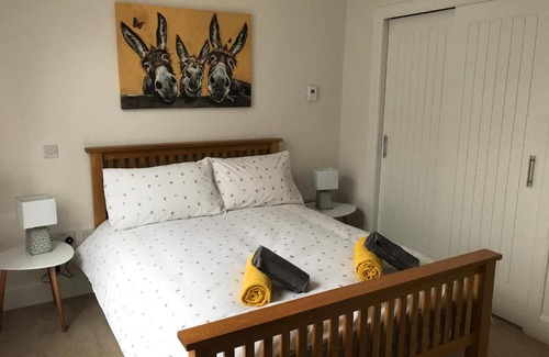 Balloch Apartment | No 7 Quiet, two bedroom Ground Floor Flat in Tornagrain Great for early Airport departures or late flights