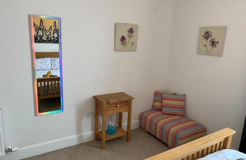 Balloch Apartment | No 7 Quiet, two bedroom Ground Floor Flat in Tornagrain Great for early Airport departures or late flights