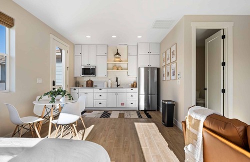 St. George House | No Bay Days Casita: Desert Color Lagoon + Beaches