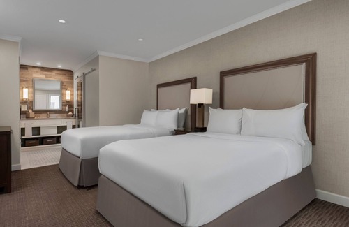 Napa Hotel | No Boring Days! 4 Spacious Suites Close to Black Stallion Winery, Onsite Golf!