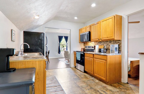 Lincoln Apartment | NO Cleaning Fee! Safe, Pet Friendly, Fully Furnished Detached Garage Guesthouse