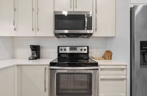 Calgary House | No Cleaning Fees | Lux 4 Bedroom | Near Airport