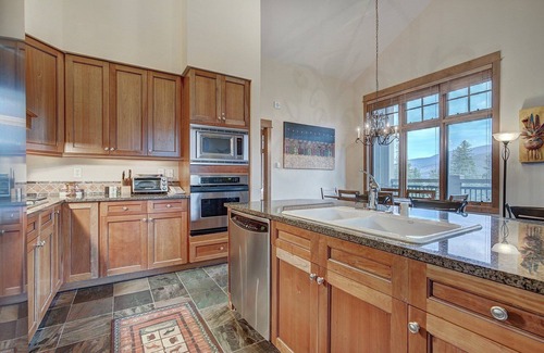 River Run Condo | No Cleaning Fees, Luxurious 3 BR in River Run Village Featuring Ski in,ski out by RedAwning