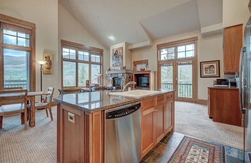 River Run Condo | No Cleaning Fees, Luxurious 3 BR in River Run Village Featuring Ski in,ski out by RedAwning