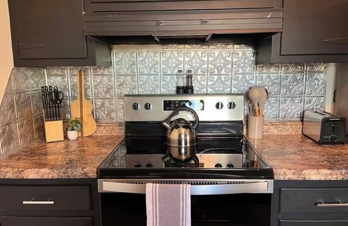 Bristol House | No cleanup chores-Fenced yard, fire pit. Close to I81, downtown. Walk to casino.