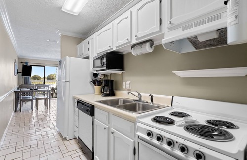 El Centro Beach Condo | No elevators! Pool! Free Parking!