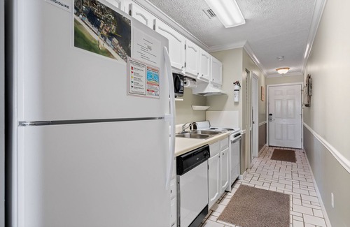 El Centro Beach Condo | No elevators! Pool! Free Parking!