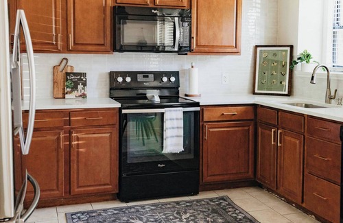 Corinth House | No Hidden Fees! Easy Access 3BR - New Mid Century