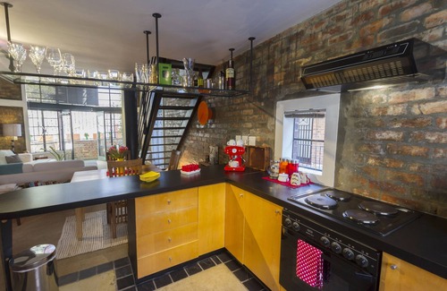 Victoria and Alfred Waterfront Apartment | No load shedding! 5 Star loft - private patio - Wi-Fi 40Mbps - Pool