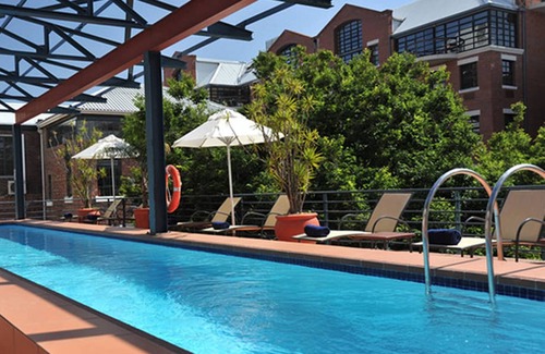 Victoria and Alfred Waterfront Apartment | No load shedding! 5 Star loft - private patio - Wi-Fi 40Mbps - Pool