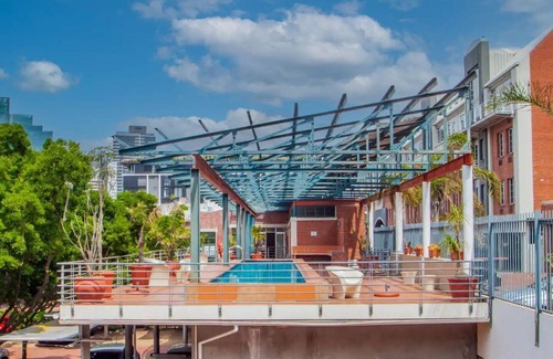 Victoria and Alfred Waterfront Apartment | No load shedding! 5 Star loft - private patio - Wi-Fi 40Mbps - Pool