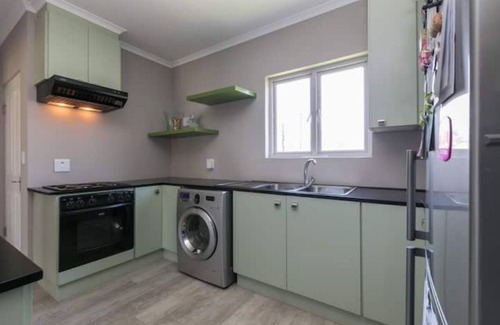Greater Johannesburg Metropolitan Area Cottage | No load shedding. Pet friendly. 200mbps WiFi