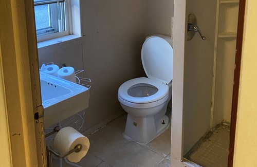 Delair Apartment | No steps/ Jefferson Torresdale Hospital, Abington, Cooper, Jeans, Holy Redeemer