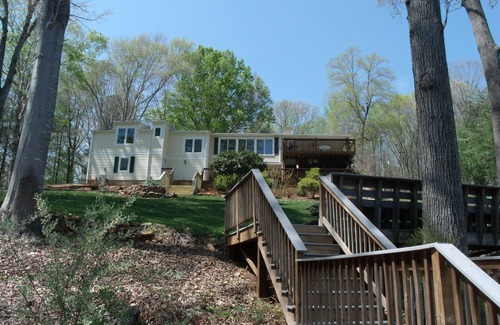 Moneta House | No Wake Cove, Three Kayaks, Fast wifi, 2 King 2 Queen 2 Kids Bungalows, Game Rm
