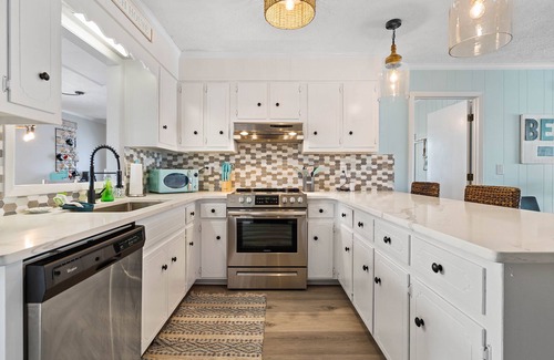 Sunset Beach House | No Worries Sunset Beach-Coastal Bungalow, Walk to the beach