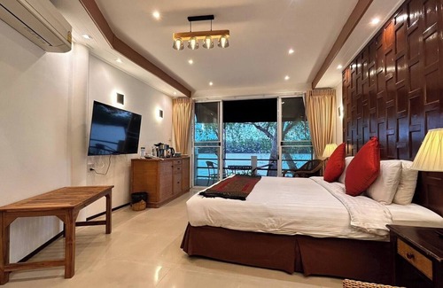 Bang Khla House | No8 Double Suite, Rainbow Arokaya Welnes