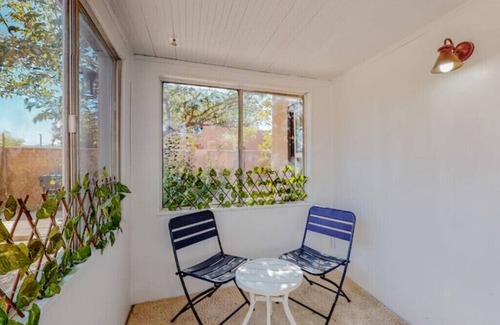 Silver Hill House | Nob Hill/UNM Luxury 3 Bedroom House w/King Bedsnn