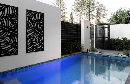 Mermaid Beach House | Nobby’s #1 Beachside Villa + Plunge Pool 🧡 walk to all the local hotspots!