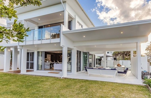 Kingscliff House | Noir - Opulence in the heart of Salt Village