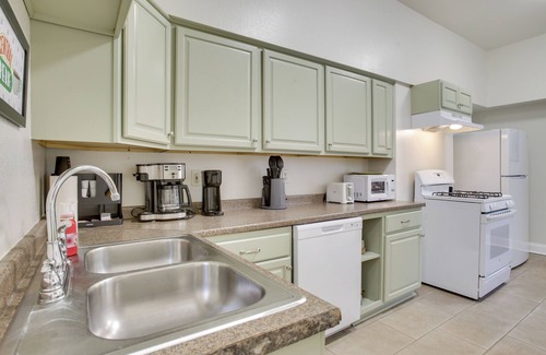 Saint Thomas Development House | NOLA Gem: 3 Mi to French Quarter