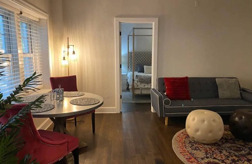 Central Hyde Park Apartment | NOLA Vibe/Oversized 1 bedroom/Entire unit