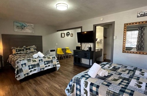 Lakeside Park House | Non-Smoking 2 Queen Room - NS2Q