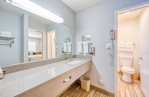 San Luis Obispo House | Non-Smoking 3 Queen Beds Suite
