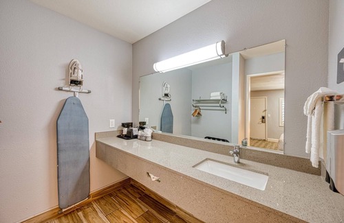 San Luis Obispo House | Non-Smoking 3 Queen Beds Suite