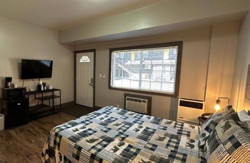 Lakeside Park House | Non-Smoking Queen Accessible Room - NSQA