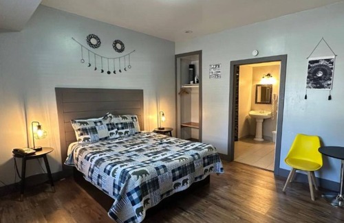 Lakeside Park House | Non-Smoking Queen Accessible Room - NSQA