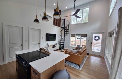 Boomer Cabin | Nook by the Brook- Panoramic Fall Views & Chef's Kitchen