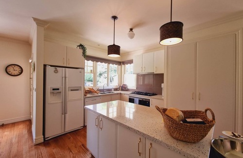 Woodend House | Noonan House. 5 minute walk to the centre of town. Spacious home on half acre.