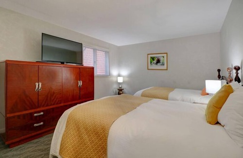 Bartlett Hotel | Nordic Village | Sunrise Townhouse – 2BR End Unit w/Mountain Views