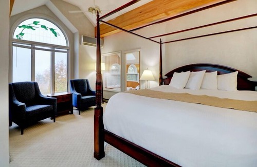 Bartlett Hotel | Nordic Village | Sunrise Townhouse – 2BR End Unit w/Mountain Views