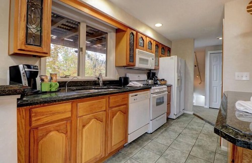 Bartlett Hotel | Nordic Village | Sunrise Townhouse – 2BR End Unit w/Mountain Views