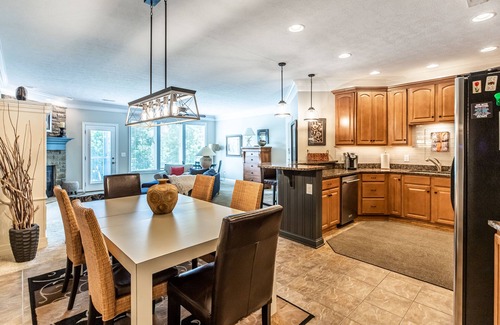 Andersonville Condo | NORRIS LAKE'S Lakeside Haven at Yacht Club Condos - Pool, Hot Tub, Marina