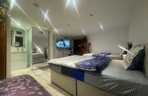 Townfield House | North Avenue Guest House, Heathrow Airport-Free Parking