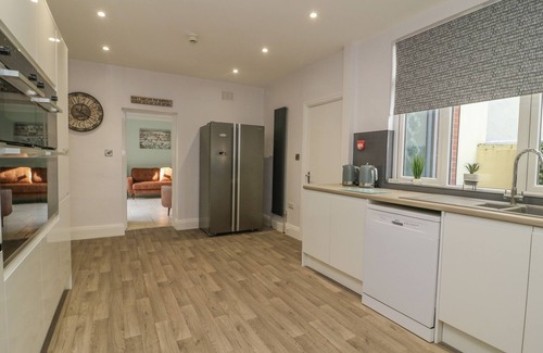 Scarborough Cottage | NORTH BEACH LODGE, pet friendly, with hot tub in Scarborough