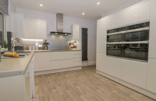 Scarborough Cottage | NORTH BEACH LODGE, pet friendly, with hot tub in Scarborough