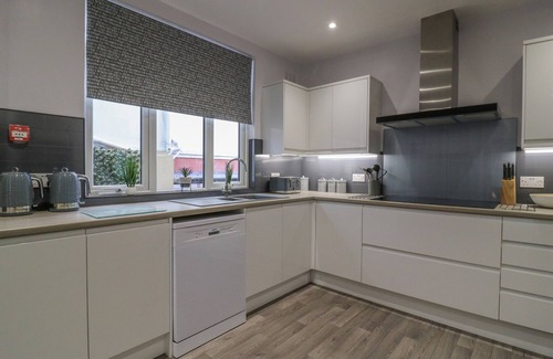 Scarborough Cottage | NORTH BEACH LODGE, pet friendly, with hot tub in Scarborough