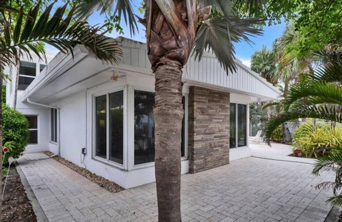 Lauderdale Beach House | North Beach Retreat - pool, park & ocean