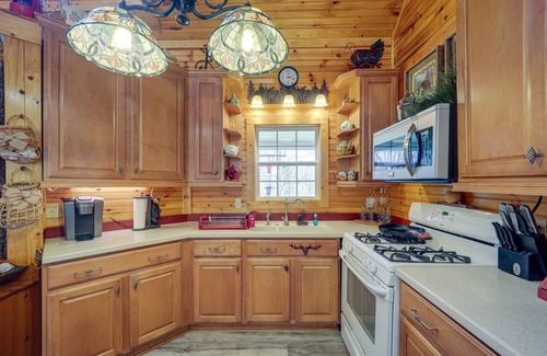 Micaville Cabin | North Carolina Getaway w/Covered Porches & Patio