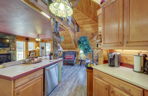 Micaville Cabin | North Carolina Getaway w/Covered Porches & Patio