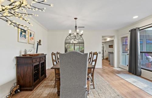 Far North Dallas House | North Dallas Retreat - 3 BR - Spacious Backyard