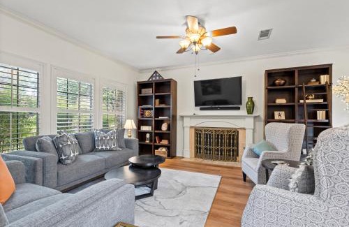 Far North Dallas House | North Dallas Retreat - 3 BR - Spacious Backyard