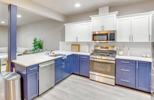 Sunset House | North End/Stay in Boise’s coveted North End! This 4BR/3BA retreat blends modern style with Boise Blue charm. Minutes from downtown, Hyde Park, Camel’s Back Park, and the Greenbelt. Relax in the backyard oasis.