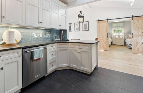 Cutchogue Cottage | North Fork Beach Cottage in Fleets Neck - walk to Beach and close to Vineyards!