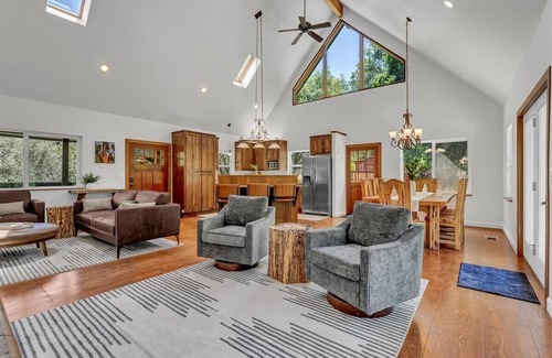 Kaweah House | North Fork Hideaway ~ Sleeps 14! WiFi, AC, Spacious home in Three Rivers