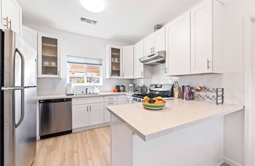 North Hills West Cottage | North Hills Private Guest Cottage, Laundry, Wi-Fi, Kitchen. Pets welcome